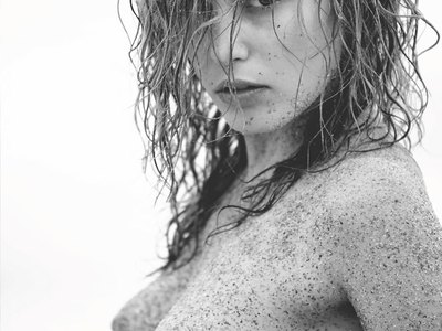 Alex van Zeelandt topless and sexy