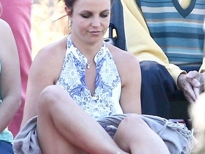 Hot mom Britney Spears shows off her panties! 