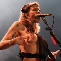 Courtney Love exposes her boobs right on a stage