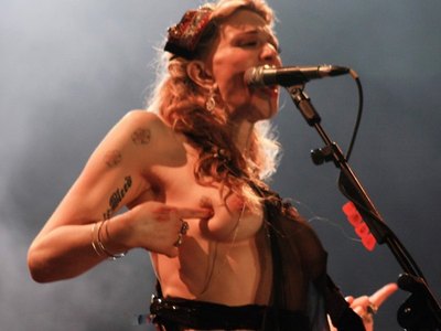 Courtney Love exposes her boobs right on a stage