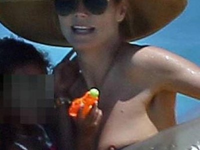 Heidi Klum flashed her cute nipple at the beach