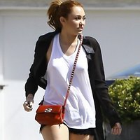 Miley Cyrus goes shopping without her bra