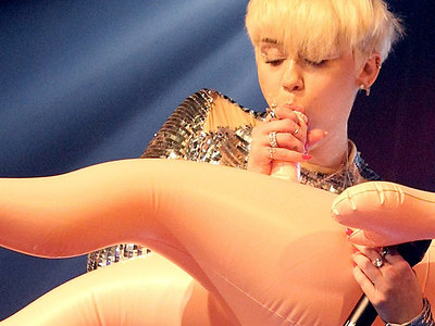 Miley Cyrus Kindly Fellates Err Inflates A Blow Up Doll On Stage