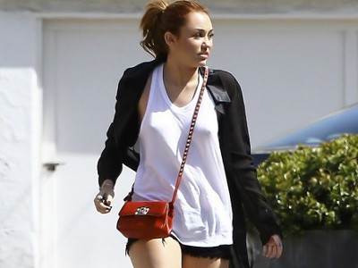 Miley Cyrus goes shopping without her bra