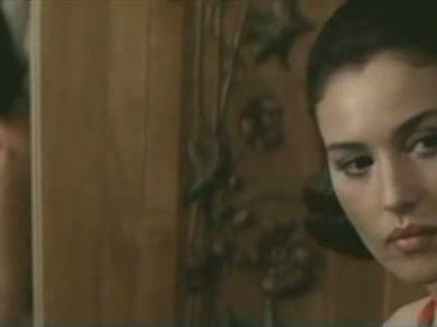 Young Monica Bellucci showing her private parts in ‘Lultimo Capodanno!’