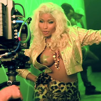 Nicki Minaj tit flashing in music video