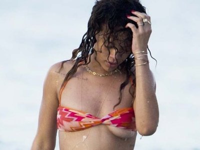 Hot singer Rihanna got a bikini malfunction