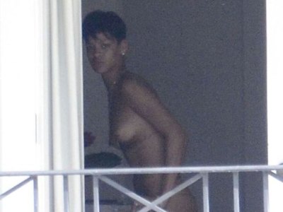Rihanna got caught changing
