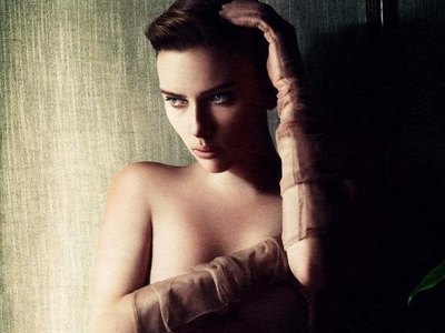 Scarlett Johansson reveals her beautiful breasts