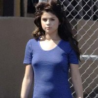 Selena Gomez wears no bra