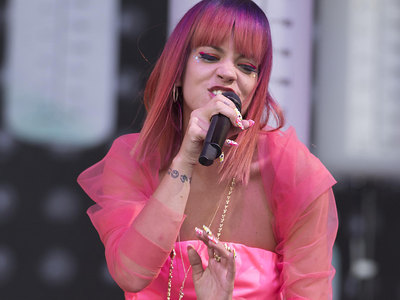 Lily Allen Pink Panties Flashing In The Glastonbury Rain